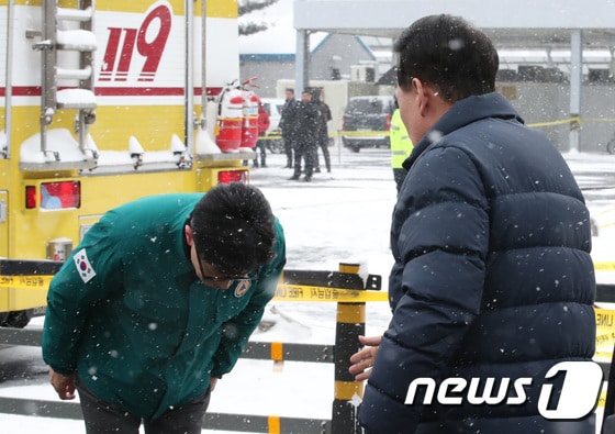 한동훈 국민의힘 비상대책위원장이 지난 1월 23일 화재가 발생한 충남 서천 특화시장에서 현장을 방문한 윤석열 대통령에게 인사하고 있다.  2024.1.23/뉴스1 © News1 김기태 기자