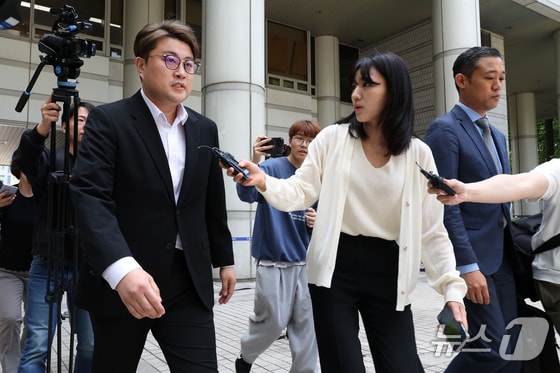 음주 뺑소니 혐의를 받는 가수 김호중이 24일 오전 서울 서초구 서울중앙지방법원에서 영장실질심사(구속 전 피의자심문)에 출석하고 있다. (공동취재) 2024.5.24/뉴스1 © News1 김성진 기자