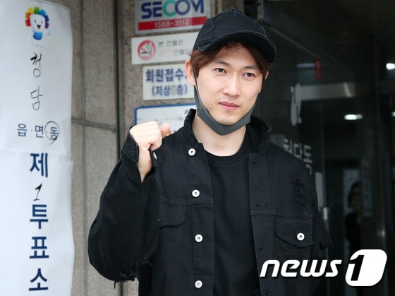 H.O.T. 장우혁이 19대 대통령 선거일인 9일 오후 서울 청담동 주민센터에서 투표를 마친 뒤 투표를 독려하는 파이팅을 외치고 있다. © News1 권현진 기자