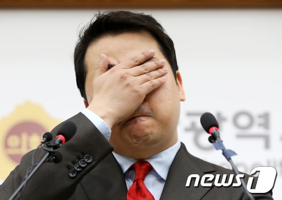 국민의힘 부산 수영구 후보로 공천을 받았다가 막말 논란으로 공천이 취소된 장예찬 전 국민의힘 청년최고위원이 18일 오후 부산시의회 브리핑룸에서 기자회견을 열고 무소속 출마를 선언하고 있다. 2024.3.18/뉴스1 © News1 윤일지 기자