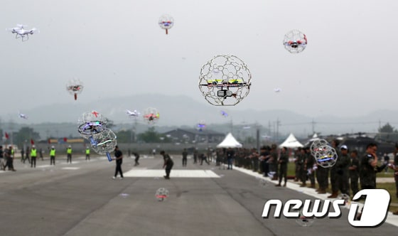  '2023 아미 타이거(Army TIGER) 드론봇 페스티벌'에서 군 장병들과 시민들이 드론을 조종하고 있다. 2023.6.2/뉴스1 © News1 구윤성 기자