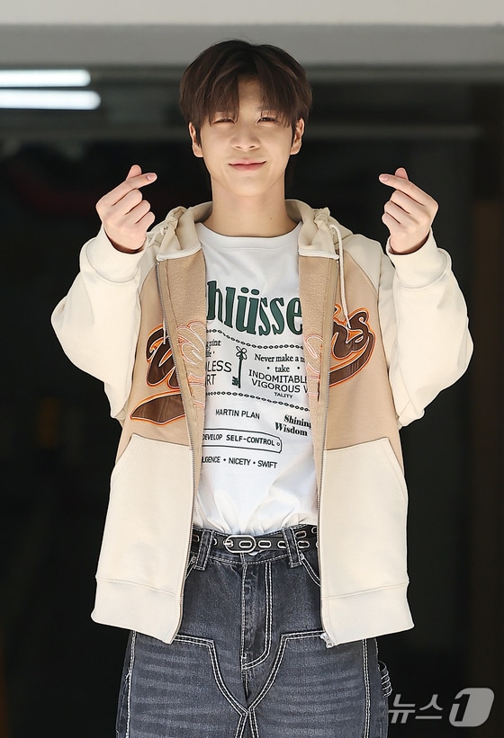 가수 정동원이 27일 오전 서울 영등포구 여의도 KBS에서 열리는 라디오 '박명수쇼'에 참석하며 팬들에게 인사를 하고 있다. 2024.5.27/뉴스1 © News1 김진환 기자