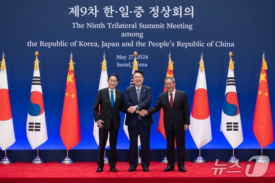 윤석열 대통령이 27일 서울 청와대 영빈관에서 한·중·일 정상회의를 앞두고 리창 중국 총리, 기시다 후미오 일본 총리와 함께 기념촬영을 하고 있다. (대통령실 제공) 2024.5.27/뉴스1 © News1 송원영 기자