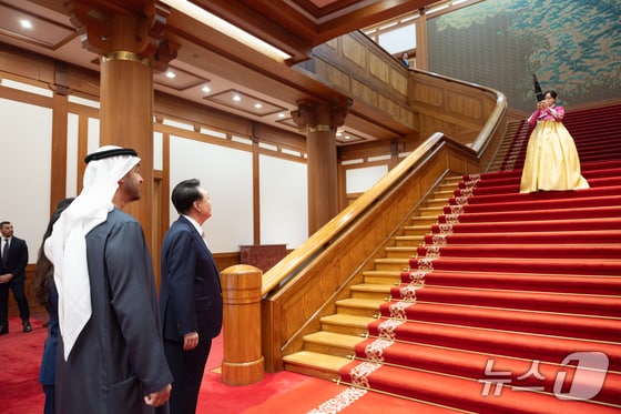 윤석열 대통령이 28일 청와대 본관에서 열린 모하메드 빈 자이드 알 나흐얀 아랍에미리트(UAE)대통령 국빈 방한 친교 만찬에서 모하메드 대통령과 생황 연주를 감상하고 있다. (대통령실 제공) 2024.5.28/뉴스1 © News1 송원영 기자