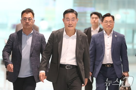신원식 국방부 장관이 30일 싱가포르에서 열리는 아시아안보회의(샹그릴라 대화) 참석을 위해 인천국제공항을 통해 출국하고 있다. 2024.5.30/뉴스1 © News1 이승배 기자