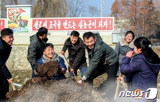 (평양 노동신문=뉴스1) = 북한 노동당 기관지 노동신문은 전원회의와 정치국 확대회의 결정 관철을 위해 올해 1월에만 전국적으로 6000여명의 청년들이 사회주의 건설의 주요 전구로 탄원 진출했다고 지난 1월 31일 보도했다. 사진은 북한 안악군 오국농장 일꾼들의 모습. [국내에서만 사용가능. 재배포 금지. DB 금지. For Use Only in the Republic of Korea. Redistribution Prohibited] rodongphoto@news1.kr