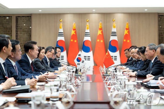 윤석열 대통령이 26일 용산 대통령실 청사에서 리창 중국 총리와 양자회동을 하고 있다. (대통령실 제공) 2024.5.26/뉴스1 © News1 오대일 기자