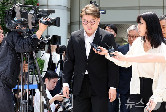 '음주 뺑소니' 혐의를 받는 가수 김호중이 24일 특정범죄가중처벌법상 위험운전치상·도주치상, 도로교통법상 사고후 미조치, 범인도피방조 혐의로 서울 서초구 서울중앙지방법원에서 열린 구속 전 피의사 심문(영장실질심사)에 출석하고 있다. 2024.5.24/뉴스1 © News1 장수영 기자
