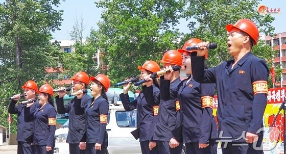 (평양 노동신문=뉴스1) = 북한 노동당 기관지 노동신문은 26일 평안북도당위원회가 올해 목표 점령을 위해 전구마다 절대성, 무조건성의 정신이 발휘하도록 하기 위한 당적지도를 강화하고 있다는 내용의 기사와 함께 평안북도 당일꾼 경제선동대원들이 선동활동을 벌이는 모습이 담긴 사진을 게재했다. [국내에서만 사용가능. 재배포 금지. DB 금지. For Use Only in the Republic of Korea. Redistribution Prohibited] rodongphoto@news1.kr