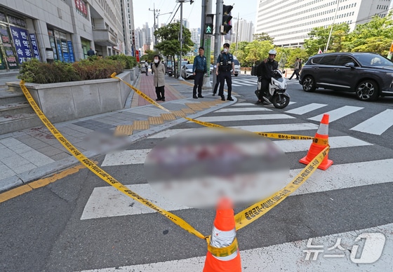 9일 오전 부산 연제구 부산지방법원 앞에서 유튜브 채널을 운영하는 50대 남성이 또 다른 유튜버인 50대 남성에게 흉기를 휘두른 사건이 발생한 가운데 경찰관들이 사건 현장을 정리하고 있다. 피해자는 심정지 상태에서 병원으로 이송됐으나 사망했다. 경찰은 도주한 용의자를 경북 경주에서 검거했다. 2024.5.9/뉴스1 © News1 윤일지 기자