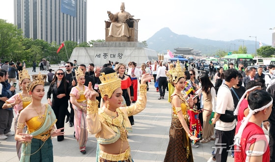 24일 서울 광화문광장에서 열린 서울세계도시문화축제에서 세계 전통의상 퍼레이드가 열리고 있다. 올해 축제는 '문화로 동행(同行)하는 세계와 서울'을 주제로 광화문광장, 청계광장·청계로 일대에서 이날부터 26일까지 열린다. 2024.5.24/뉴스1 © News1 김명섭 기자
