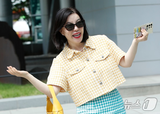 방송인 최화정이 28일 서울 양천구 목동 SBS에서 열린 '최화정의 파워타임'을 마치고 방송국을 나서며 인사를 전하고 있다. 최화정은 오는 6월 2일 방송을 마지막으로 27년간 진행한 '최파타' 마이크를 내려놓는다. 2024.5.28/뉴스1 © News1 권현진 기자