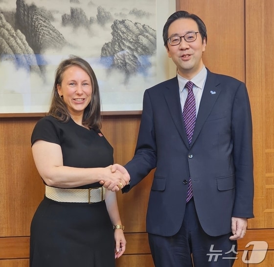이준일 외교부 한반도정책국장, 조야 도넬리 캐나다 외교부 동북아국장.(외교부 제공)