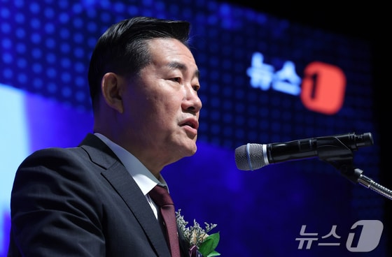 신원식 국방부 장관이 8일 서울시 중구 세종대로 대한상공회의소 국제회의장에서 열린 '뉴스1 미래포럼 2024'에서 한반도 안보와 우리 군(軍)을 주제로 특별연설을 하고 있다.  2024.5.8/뉴스1 © News1 박정호 기자