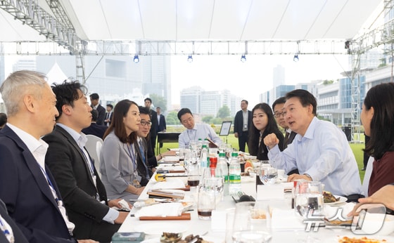 윤석열 대통령이 24일 오후 용산 대통령실 잔디마당에서 열린 출입기자단 초청 만찬 간담회에서 기자들과 대화를 나누고 있다. (대통령실 제공) 2024.5.24/뉴스1 © News1 안은나 기자