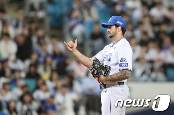 16일 오후 대구 삼성라이온즈파크에서 열린 프로야구 '2024 신한 SOL 뱅크 KBO리그' 두산 베어스와 삼성 라이온즈의 경기, 6회초 삼성 코너가 연속 볼넷으로 만루를 허용한 뒤 강민호 포수에게 '자신있다'는 사인을 보내고 있다. 2024.4.16/뉴스1 © News1 공정식 기자