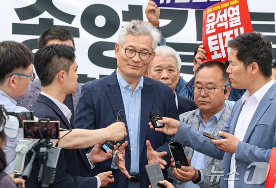 더불어민주당 전당대회를 앞두고 '돈봉투' 살포 의혹 등으로 구속돼 재판중인 송영길 소나무당 대표가 30일 경기 의왕시 서울구치소에서 보석으로 석방된 후 취재진에 입장을 밝히고 있다. 2024.5.30/뉴스1 © News1 김도우 기자