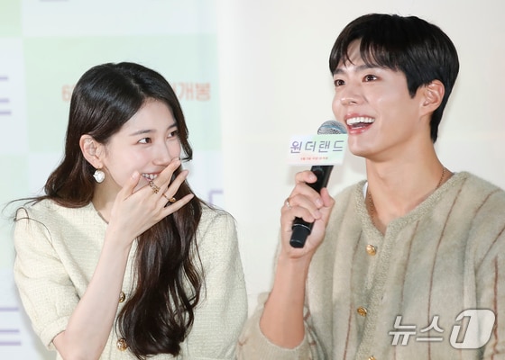 배우 수지와 박보검(오른쪽)이 31일 서울 강남구 코엑스 메가박스에서 열린 영화 '원더랜드‘(감독 김태용) 언론 시사회에서 미소를 짓고 있다. '원더랜드'는 죽은 사람을 인공지능으로 복원하는 영상통화 서비스 '원더랜드’를 통해 사랑하는 사람과 다시 만나는 이야기를 담은 작품이다. 2024.5.31/뉴스1 © News1 권현진 기자