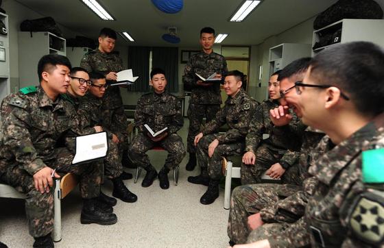 육군 부사관과 병사들이 생활관에서 대화를 나누는 모습.(국방부 제공)