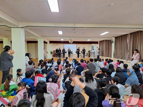 13일 용산구 보광초등학교에서 학교로 찾아가는 신나는 음악여행이 진행되는 모습. (용산구 제공)© 뉴스1