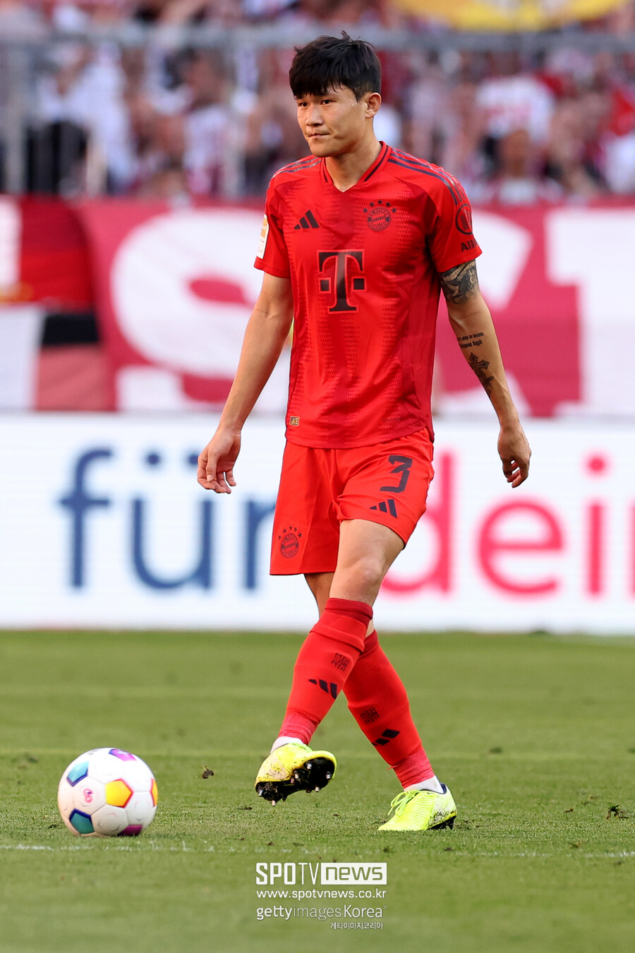 ▲ 바이에른 뮌헨 중앙 수비수 김민재가 후반기 벤치에 밀려 혹평을 당했다. 전반기 '카이저(황제)'라는 닉네임을 얻었던 것과 대조적이다. 유럽축구연맹(UEFA) 챔피언스리그 4강 1차전에서 2실점 빌미를 제공하며 전 유럽의 비판을 받았고 방출설까지 돌았는데 