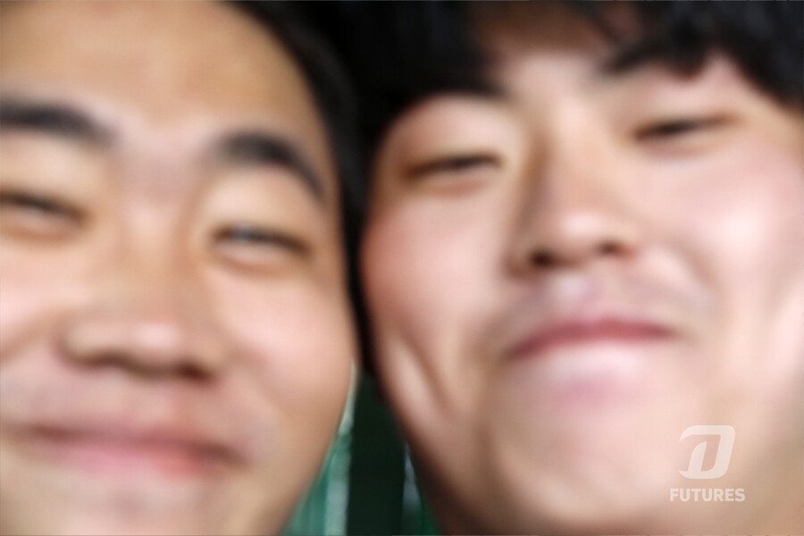 ▲ NC 다이노스 전루건(왼쪽)과 하준수가 육성팀 매니저의 카메라로 촬영한 셀카. ⓒ NC 다이노스