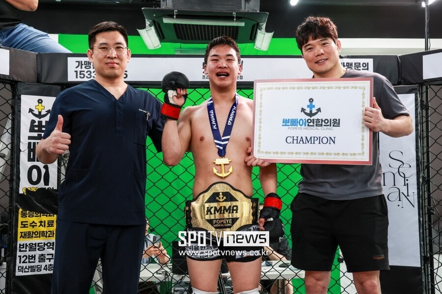 ▲ KMMA 제2대 페더급 챔피언 김채현(중간)과 김대환 KMMA대표, 메인스폰서 뽀빠이연합의원 김성배 대표원장이 기념사진을 찍고 있다.