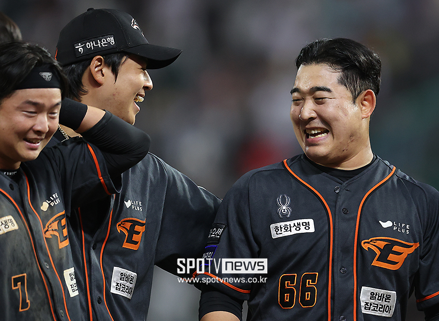 ▲ 2024 신한 SOL Bank KBO리그 SSG 랜더스와 한화 이글스의 경기가 24일 오후 인천 SSG랜더스필드에서 열렸다. 7-5 승리를 지킨 한화 주현상이 노시환과 기쁨을 나누고 있다. ⓒ곽혜미 기자