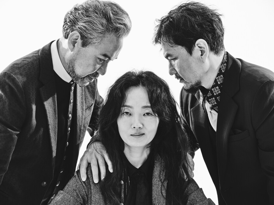▲ 배우 이봉련(가운데) 등 '햄릿' 주연 배우들. 제공|국립극단