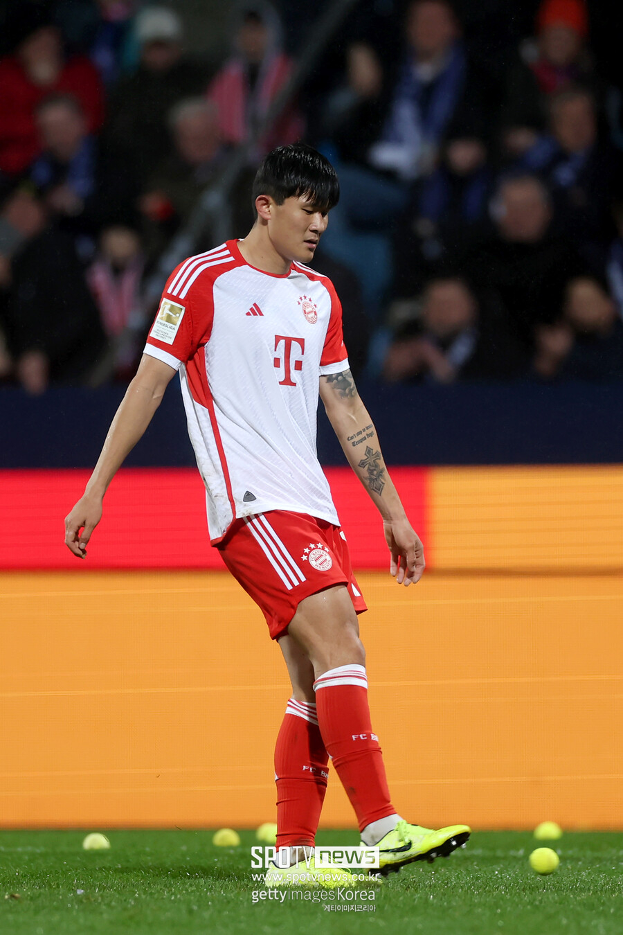 ▲ 바이에른 뮌헨 중앙 수비수 김민재가 후반기 벤치에 밀려 혹평을 당했다. 전반기 '카이저(황제)'라는 닉네임을 얻었던 것과 대조적이다. 유럽축구연맹(UEFA) 챔피언스리그 4강 1차전에서 2실점 빌미를 제공하며 전 유럽의 비판을 받았고 방출설까지 돌았는데 