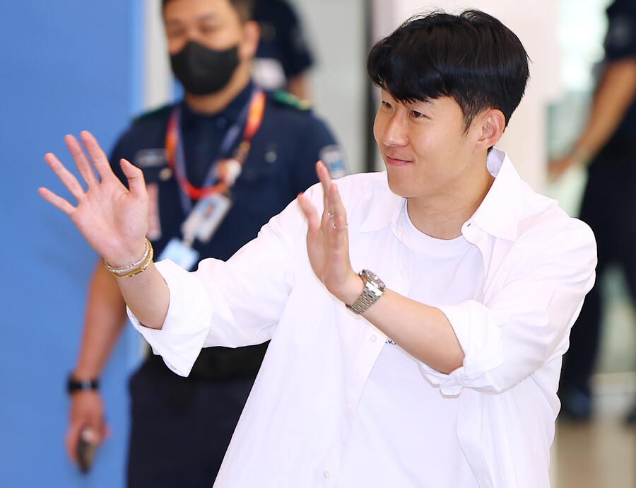 ▲ 토트넘 홋스퍼 주장 손흥민은 23일 오후 인천국제공항을 통해 입국해 한국 축구 팬들과 만났다. 엔지 포스테코글루 감독이 토트넘을 맡았던 2023-24시즌 주장 완장을 팔에 두르고 프리미어리그 일정을 이어갔다. 토트넘은 시즌 막판 잡아야 할 경기들을 잡지 못하며 프리미어리그 5위로 마무리해 유럽축구연맹(UEFA) 챔피언스리그 진출에 실패했다. 하지만 손흥민은 2019-20시즌 아시아 선수 최초 10골-10도움 클럽 가입을 시작으로 2020-21시즌(17골 10도움)에 이어 올시즌까지 3번째 10-10 기록을 세웠다 ⓒ연합뉴스