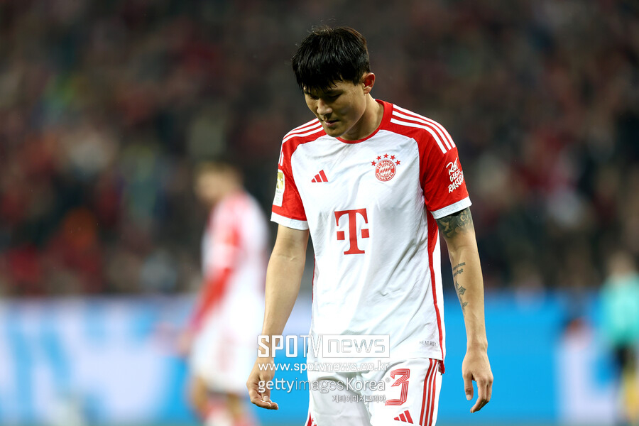 ▲ 바이에른 뮌헨 중앙 수비수 김민재가 후반기 벤치에 밀려 혹평을 당했다. 전반기 '카이저(황제)'라는 닉네임을 얻었던 것과 대조적이다. 유럽축구연맹(UEFA) 챔피언스리그 4강 1차전에서 2실점 빌미를 제공하며 전 유럽의 비판을 받았고 방출설까지 돌았는데 