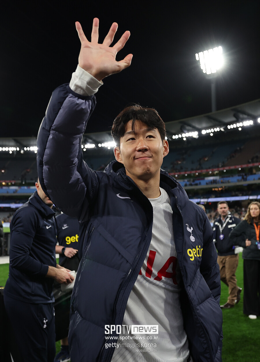▲ 토트넘 홋스퍼 주장 손흥민은 23일 오후 인천국제공항을 통해 입국해 한국 축구 팬들과 만났다. 엔지 포스테코글루 감독이 토트넘을 맡았던 2023-24시즌 주장 완장을 팔에 두르고 프리미어리그 일정을 이어갔다. 토트넘은 시즌 막판 잡아야 할 경기들을 잡지 못하며 프리미어리그 5위로 마무리해 유럽축구연맹(UEFA) 챔피언스리그 진출에 실패했다. 하지만 손흥민은 2019-20시즌 아시아 선수 최초 10골-10도움 클럽 가입을 시작으로 2020-21시즌(17골 10도움)에 이어 올시즌까지 3번째 10-10 기록을 세웠다 . 프리미어리그 일정이 끝나고 호주에서 뉴캐슬 유나이티드와 친선전을 치렀다. 전세기를 타고 영국에서 호주로 넘어갔지만 중간에 스리랑카에 들려 급유를 했고, 20시간이 넘는 비행을 했다