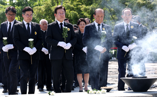 노무현 전 대통령 묘역 참배하는 여야 지도부<YONHAP NO-4746>
