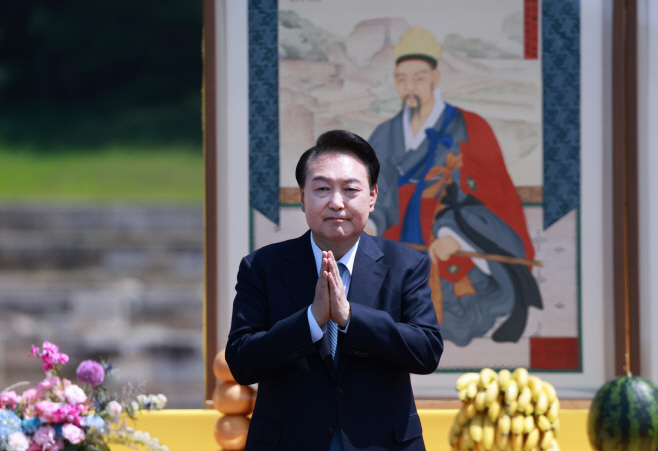 합장인사하는 윤석열 대통령<YONHAP NO-2597>