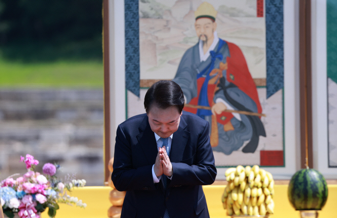 합장인사하는 윤석열 대통령<YONHAP NO-2569>