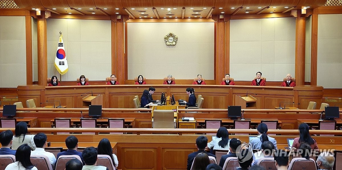 대심판정 입장한 헌법재판소장과 헌법재판관들
