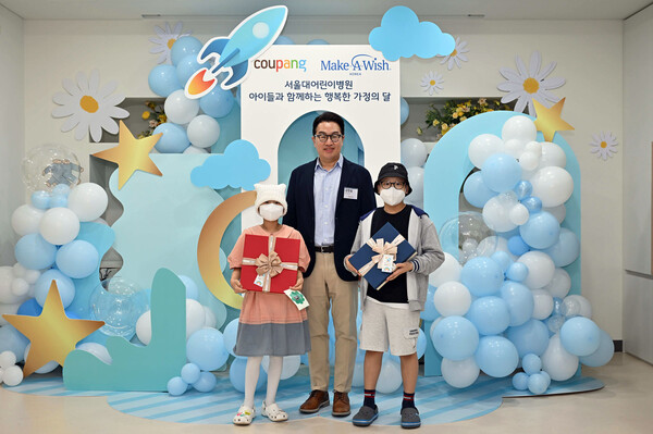 쿠팡이 난치병 환아들의 꿈을 응원하기 위해 마련한 행사에서 강한승 쿠팡 대표이사가 어린이들과 함께 사진을 촬영하고 있다.(제공=쿠팡)