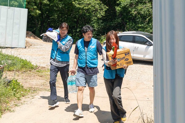 정종철 쿠팡풀필먼트서비스 대표이사(왼쪽)와 직원들이 28일 생필품과 카네이션을 들고 인천시 서구 오류왕길동 일대 독거노인의 집을 찾아가고 있다.(제공=쿠팡)