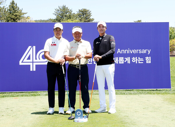 최경주(가운데) 프로와 이승민(왼쪽), 김한별(오른쪽) 프로가 ‘SKT 채리티 오픈’에서 함께 포즈를 취한 모습(제공=SKT)