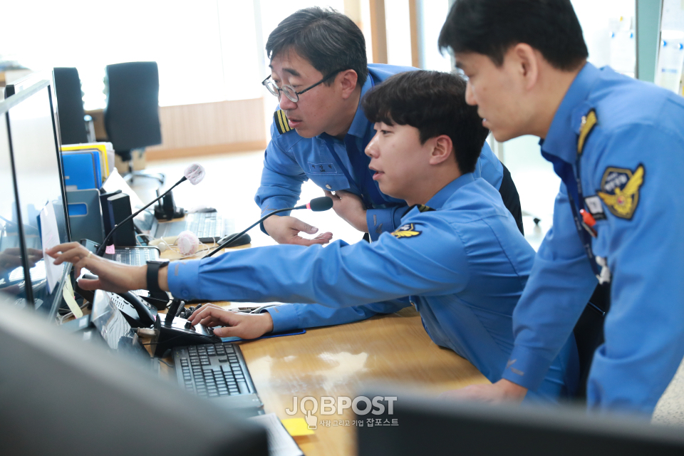 해상교통관제(VTS) 업무 모습.(사진_남해해경청)