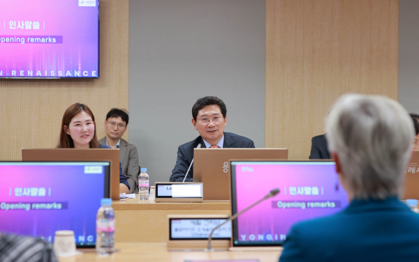 이상일 용인특례시장이 23일 미국 플로리다주 오세올라 카운티 대표단과 간담회에서 인사말을 하고 있다