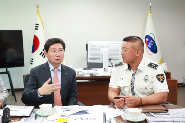 이상일 용인특례시장이 23일 용인동부서 관계자와 교통 현안에 대해 상의하고 있다