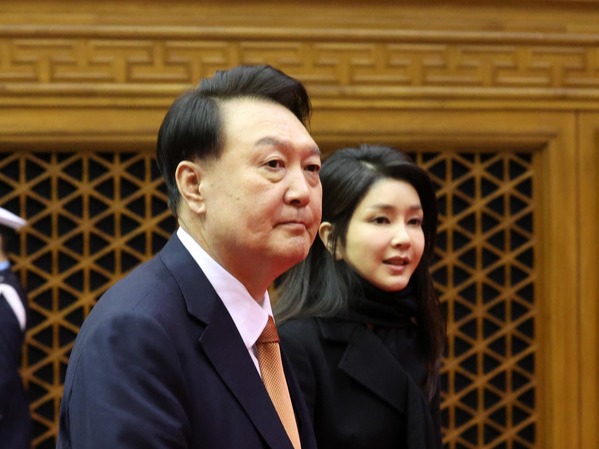 ▲ 네덜란드 국빈 방문 일정을 마치고 귀국한 윤석열 대통령과 부인 김건희 여사가 15일 성남 서울공항에 도착해 이동하고 있다. 2023.12.15. 사진=뉴시스