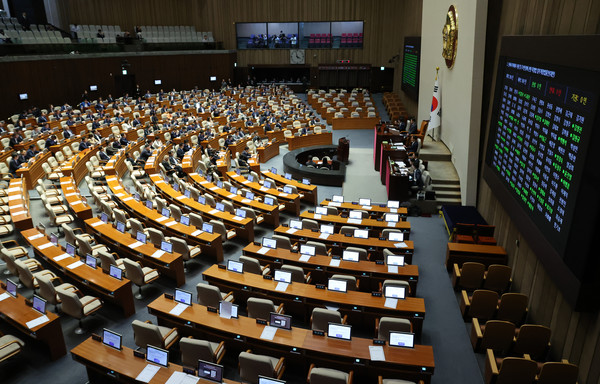 ▲ 28일 오후 서울 여의도 국회에서 열린 제414회 국회(임시회) 제2차 본회의가 진행 중인 가운데 국민의힘 의원석이 비어 있다. 2024.05.28. 사진=뉴시스