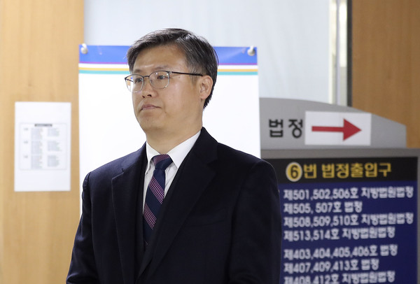 ▲ 박근혜 정부 시절 국가정보원 특수활동비 상납에 가담한 혐의로 재판에 넘겨진 '문고리 3인방' 정호성 전 청와대 비서관이 4일 오전 서초구 서울고법에서 열린 항소심 선고공판을 마친 뒤 법원을 빠져나가고 있다. 사진=뉴시스