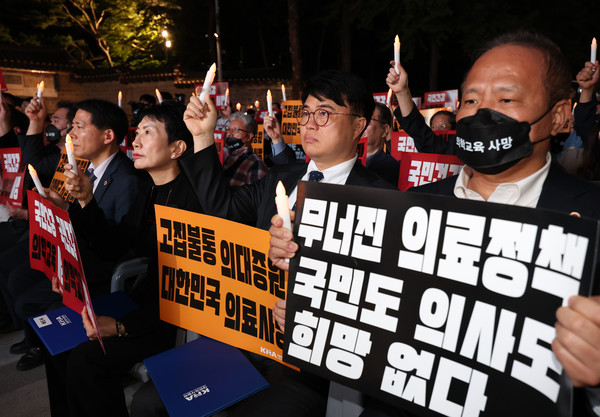 ▲ 30일 오후 서울 중구 덕수궁 대한문 앞에서 대한의사협회가 주최한 대한민국정부, 한국의료 사망선고 촛불집회에서 임현택 대한의사협회장과 참석자들이 피켓과 촛불을 들고 있다. 사진=뉴시스