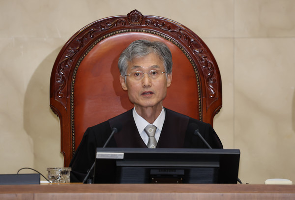 ▲ 조희대 대법원장이 23일 오후 서울 서초구 대법원 대법정에서 열린 이혼한 부부에게 혼인무효 처분을 인정하지 않는 혼인무효소송에 대한 전원합의체 선고를 위해 자리에 앉아있다. 2024.05.23. 사진=뉴시스