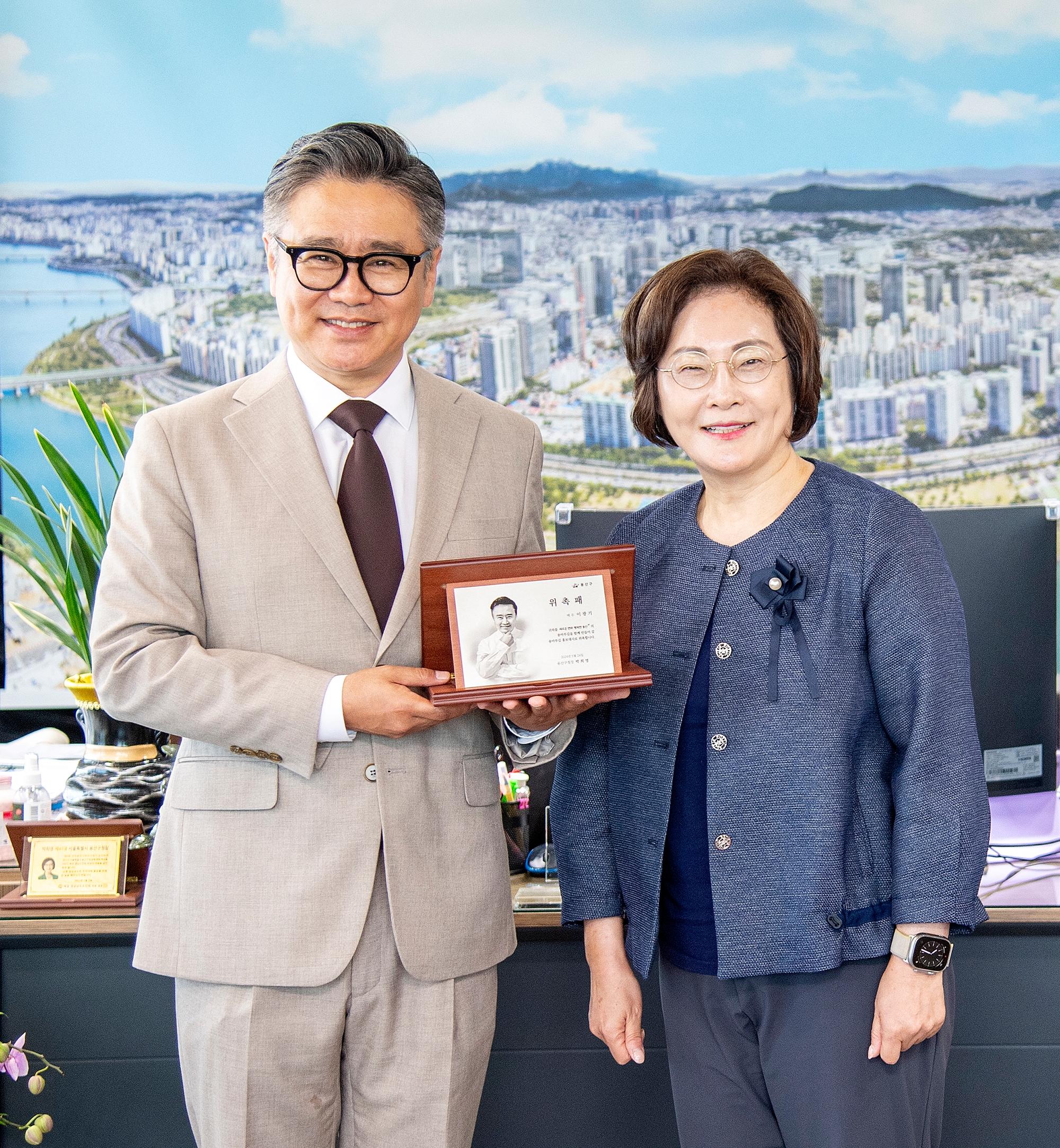 박희영 용산구청장(오른쪽)이 이광기 배우를 용마루길 홍보대사로 위촉하고 기념촬영을 하는 모습./사진제공=용산구