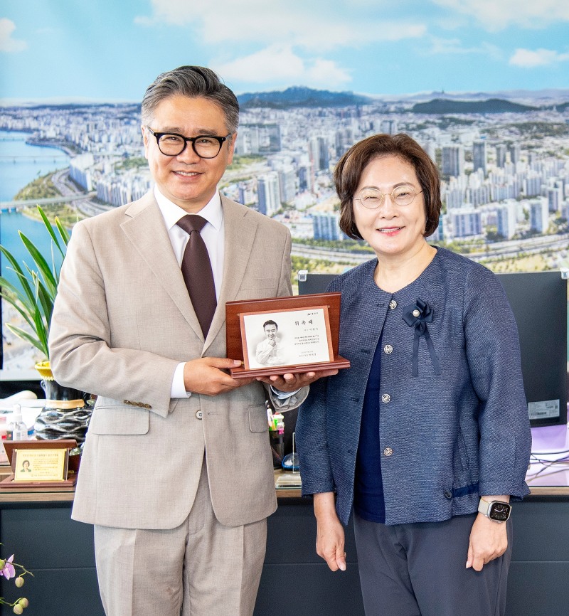 박희영 용산구청장(오른쪽)이 이광기 배우를 용마루길 홍보대사로 위촉하고 기념촬영을 하는 모습./사진제공=용산구